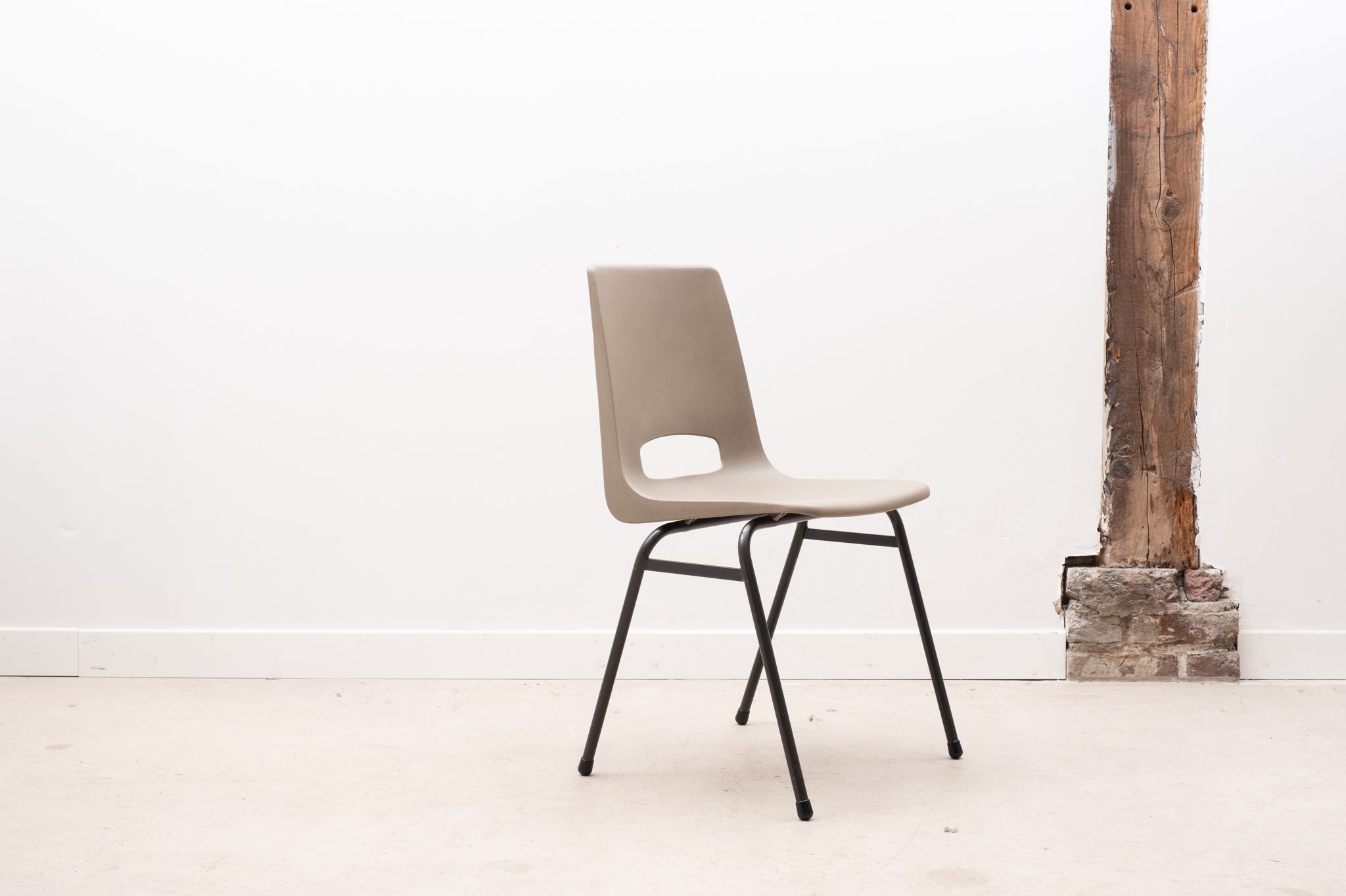 Chaise de terrasse en plastique gris et noir