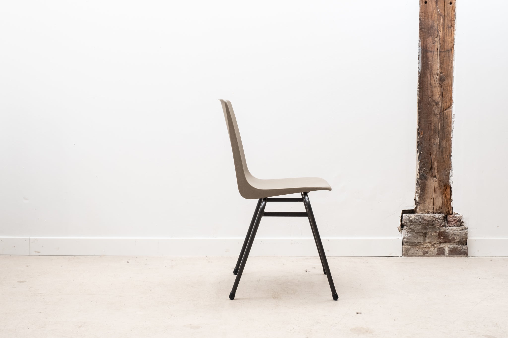 Chaise de terrasse en plastique gris et noir