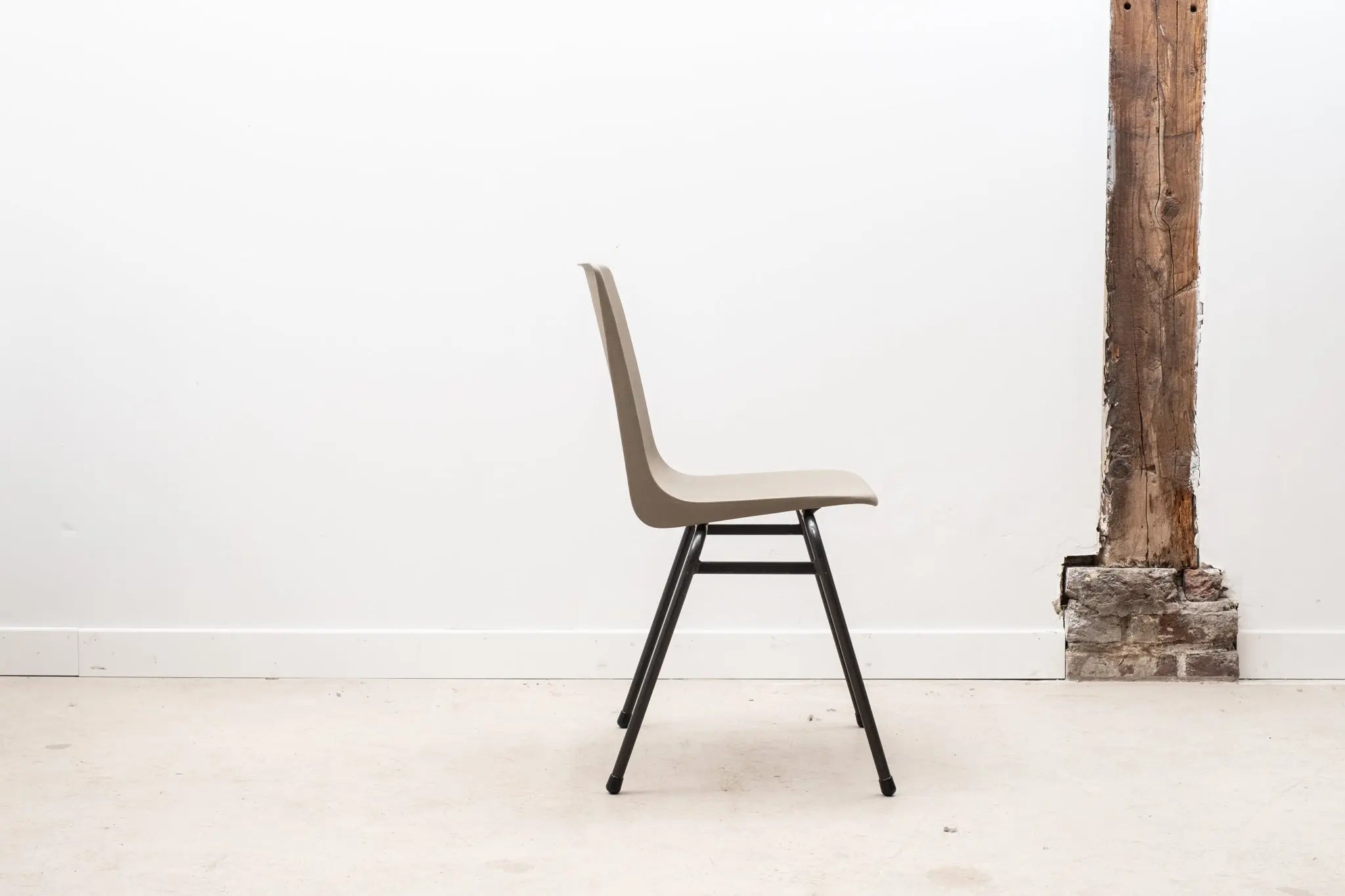 Chaise de terrasse en plastique gris et noir Cartel de Belleville