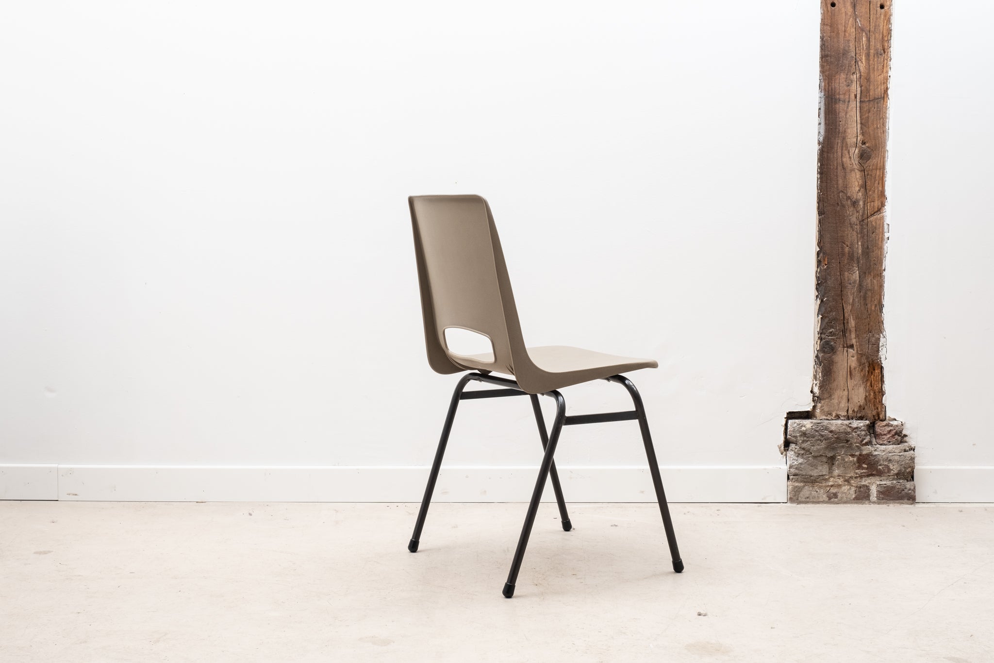 Chaise de terrasse en plastique gris et noir