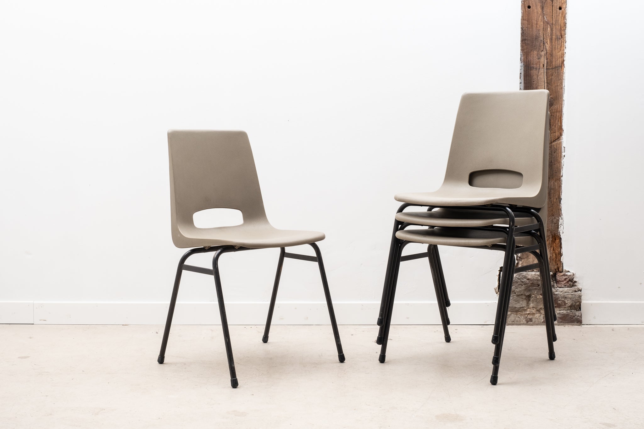 Chaise de terrasse en plastique gris et noir