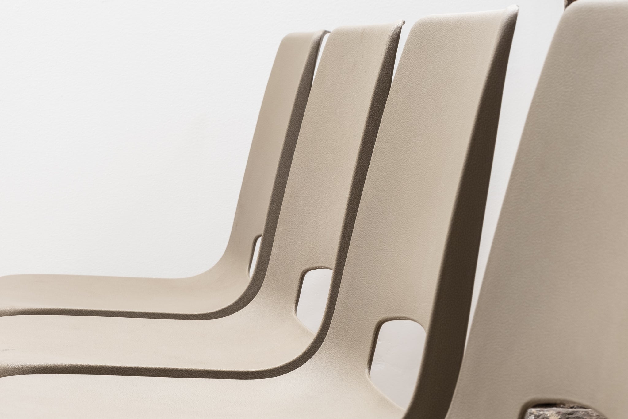 Chaise de terrasse en plastique gris et noir