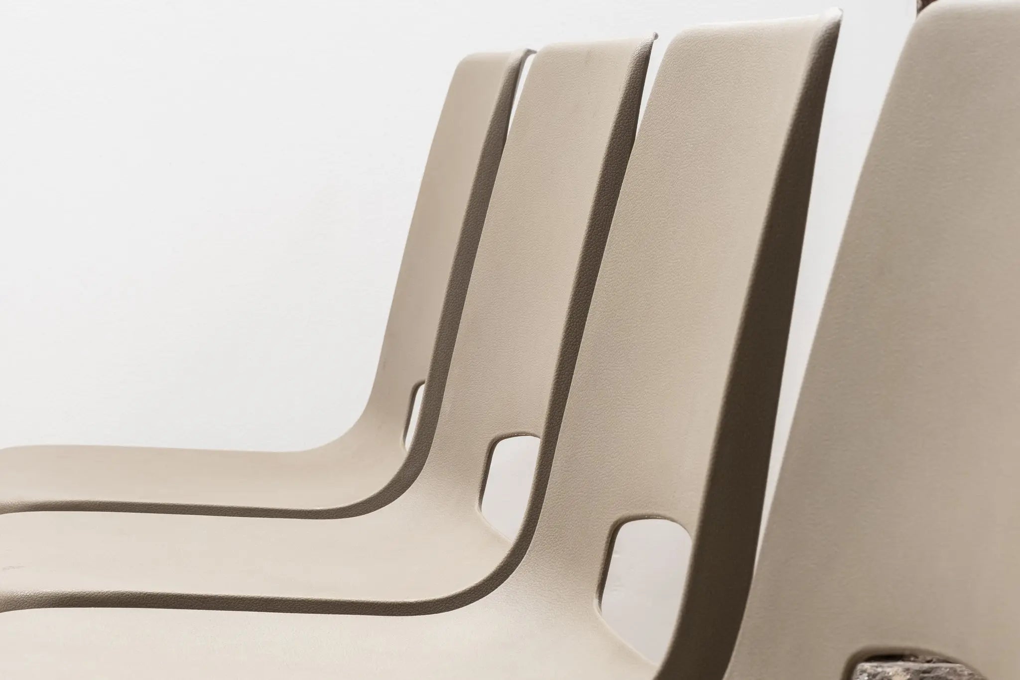 Chaise de terrasse en plastique gris et noir Cartel de Belleville