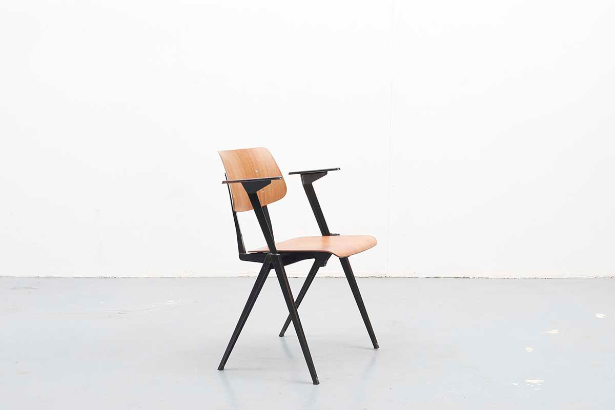 Chaise S16 Empilable avec bras Chêne / Noir - Cartel de Belleville mobilier vintage paris