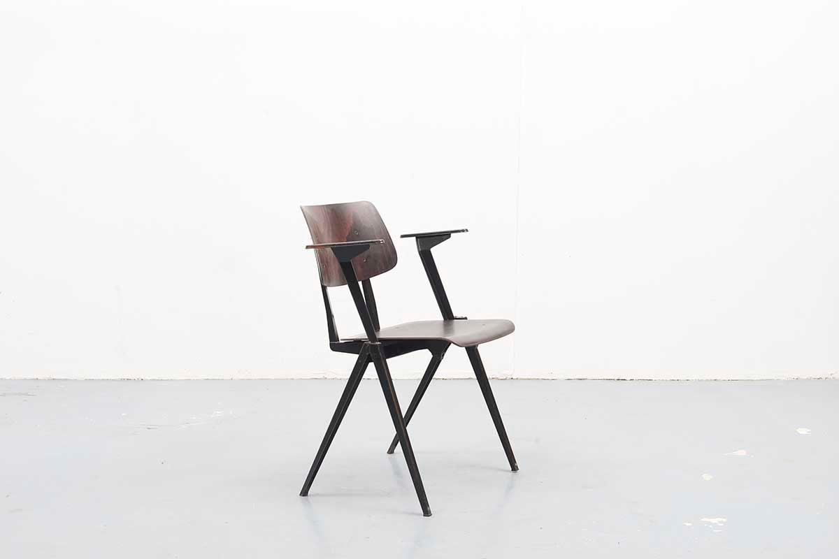 Chaise S16 Empilable avec bras Ebène / Noir - Cartel de Belleville mobilier vintage paris