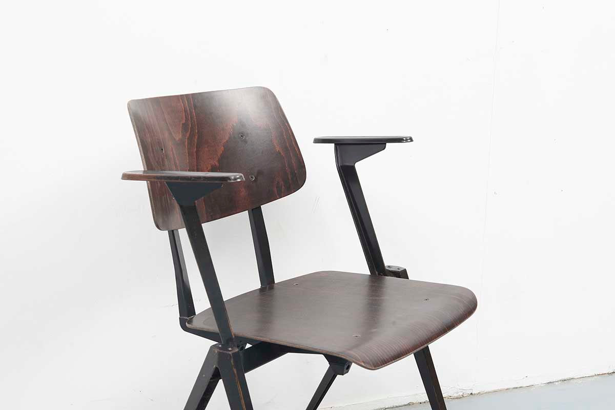 Chaise S16 Empilable avec bras Ebène / Noir - Cartel de Belleville mobilier vintage paris