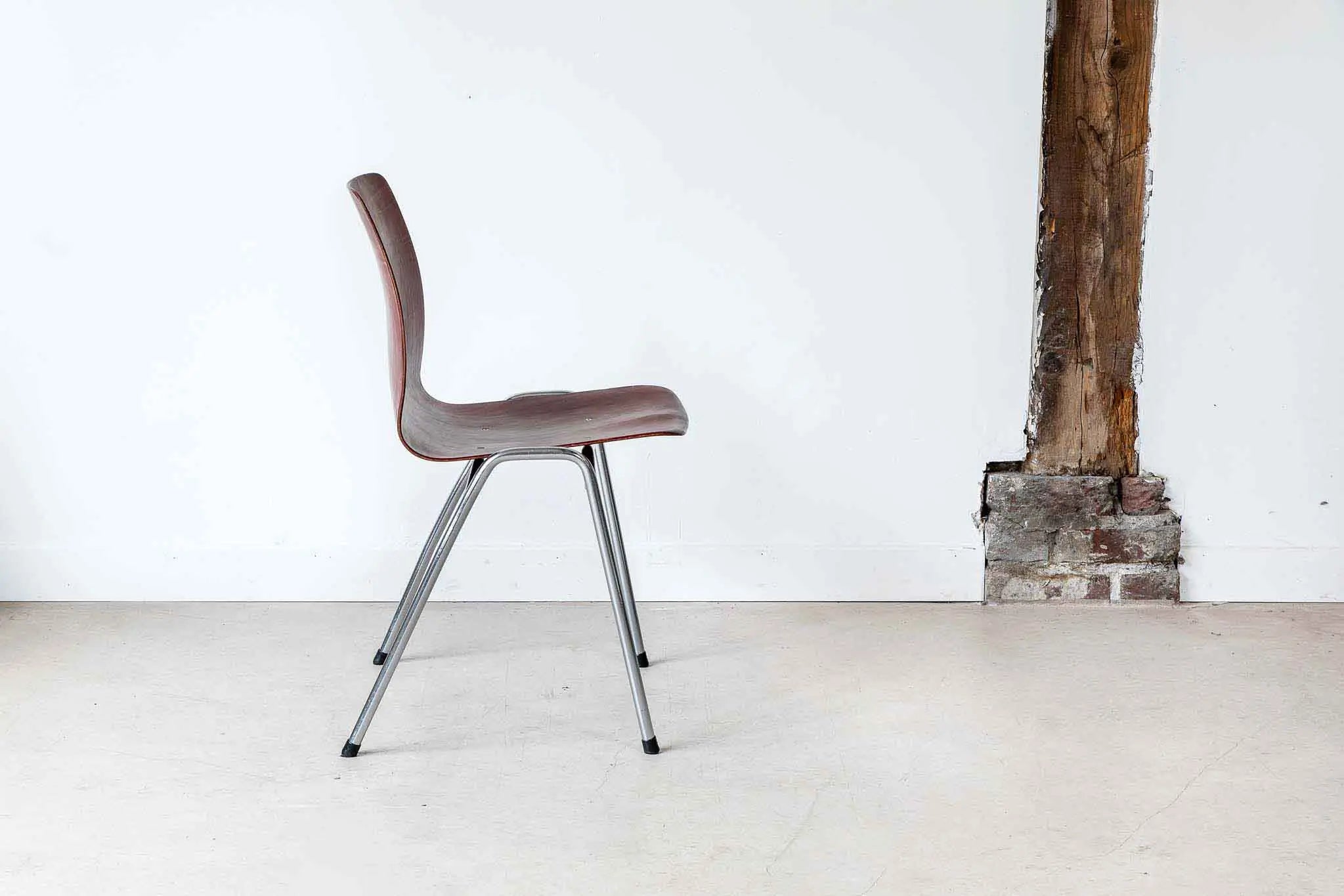 Chaise vintage Galvanitas S26 acajou et chrome Cartel de Belleville