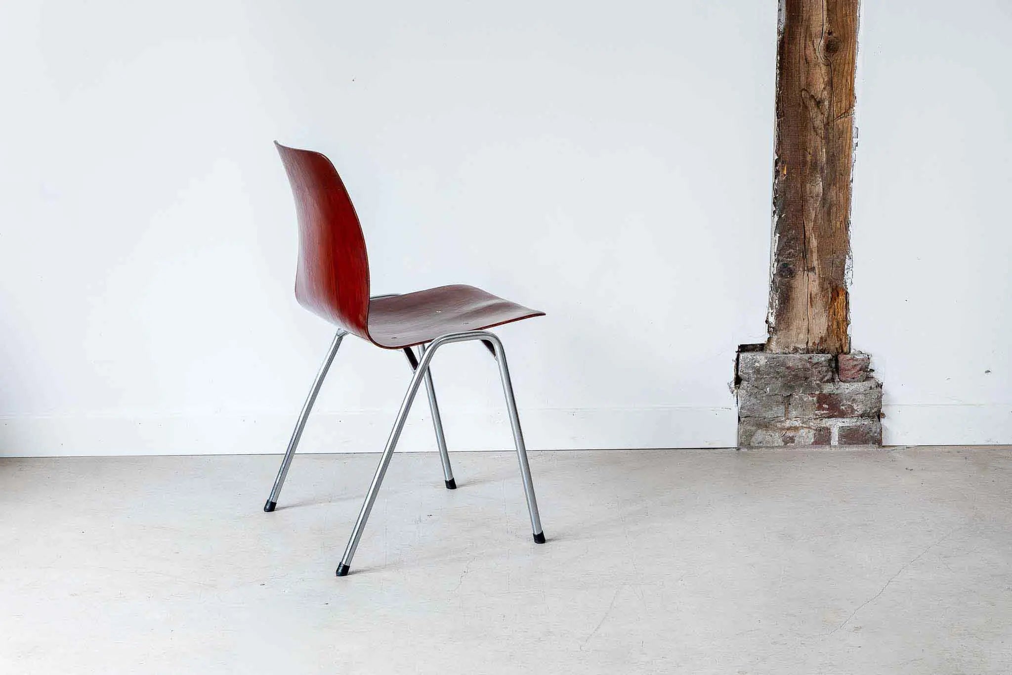 Chaise vintage Galvanitas S26 acajou et chrome Cartel de Belleville