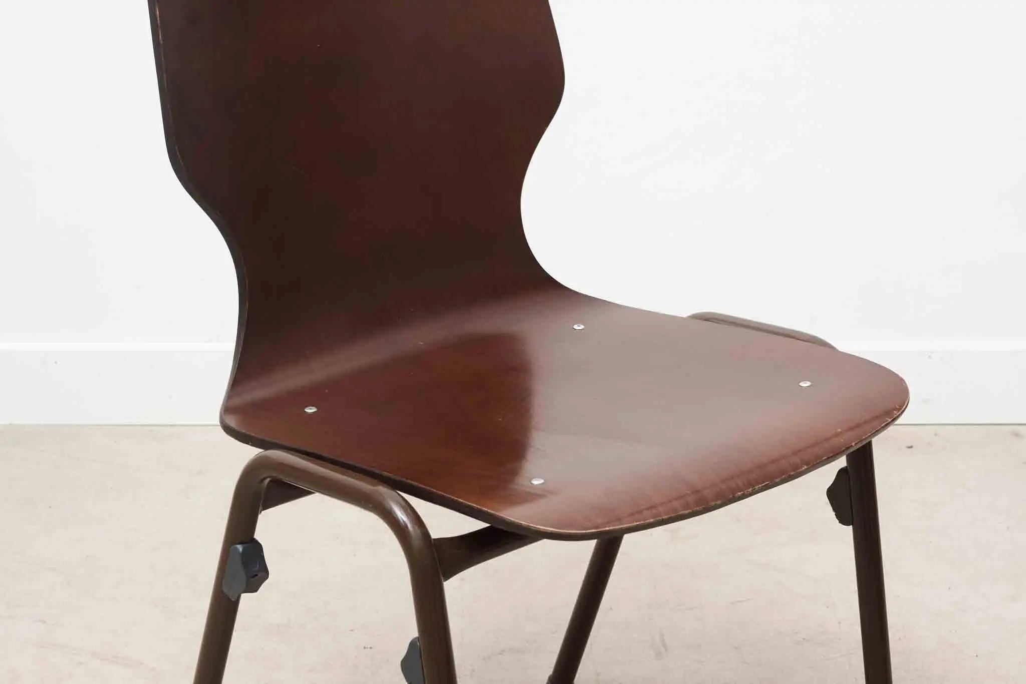 Chaise bistrot échancrée chêne et marron Cartel de Belleville