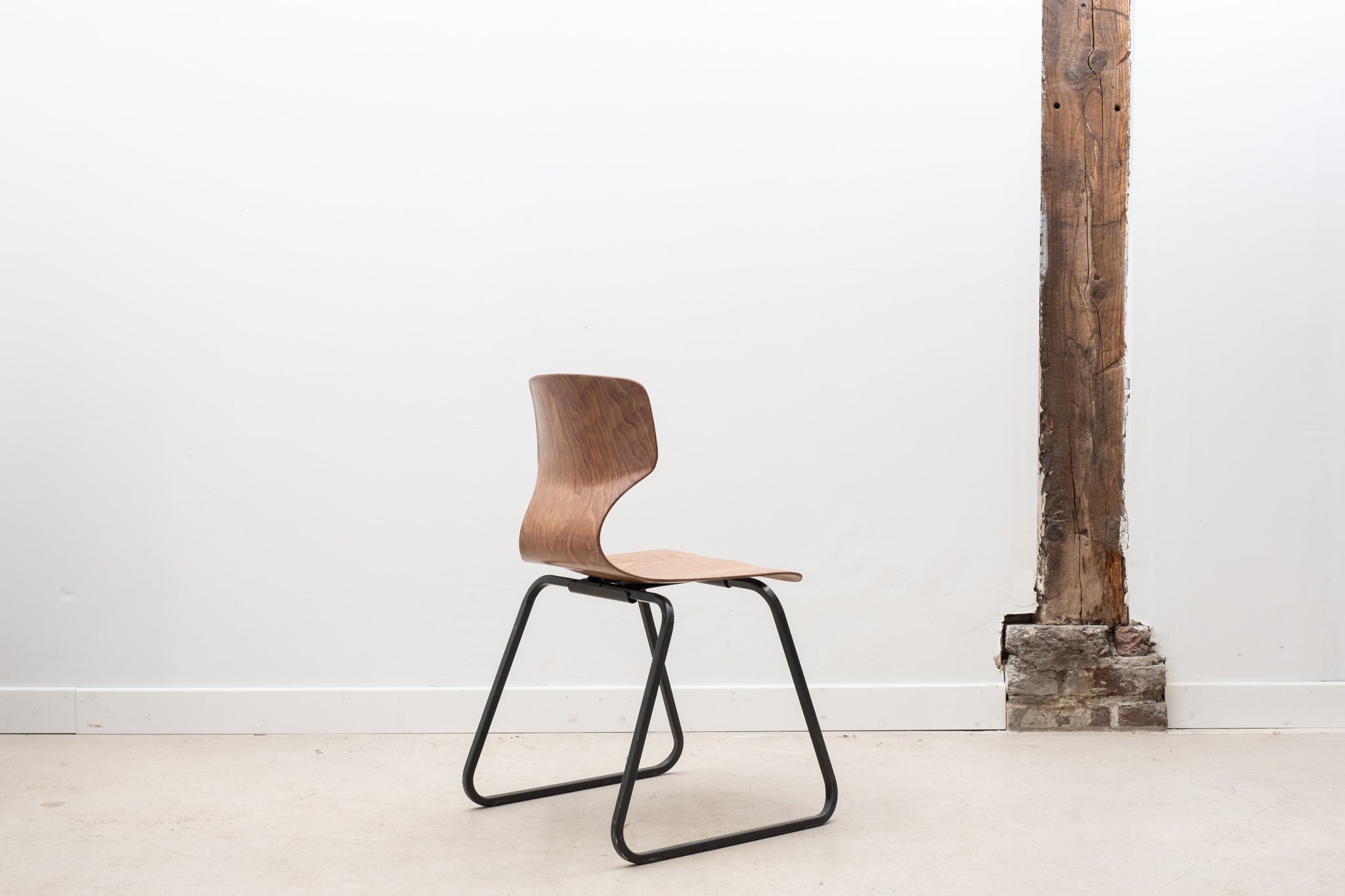 Chaise Galvanitas S23 chêne et gris anthracite