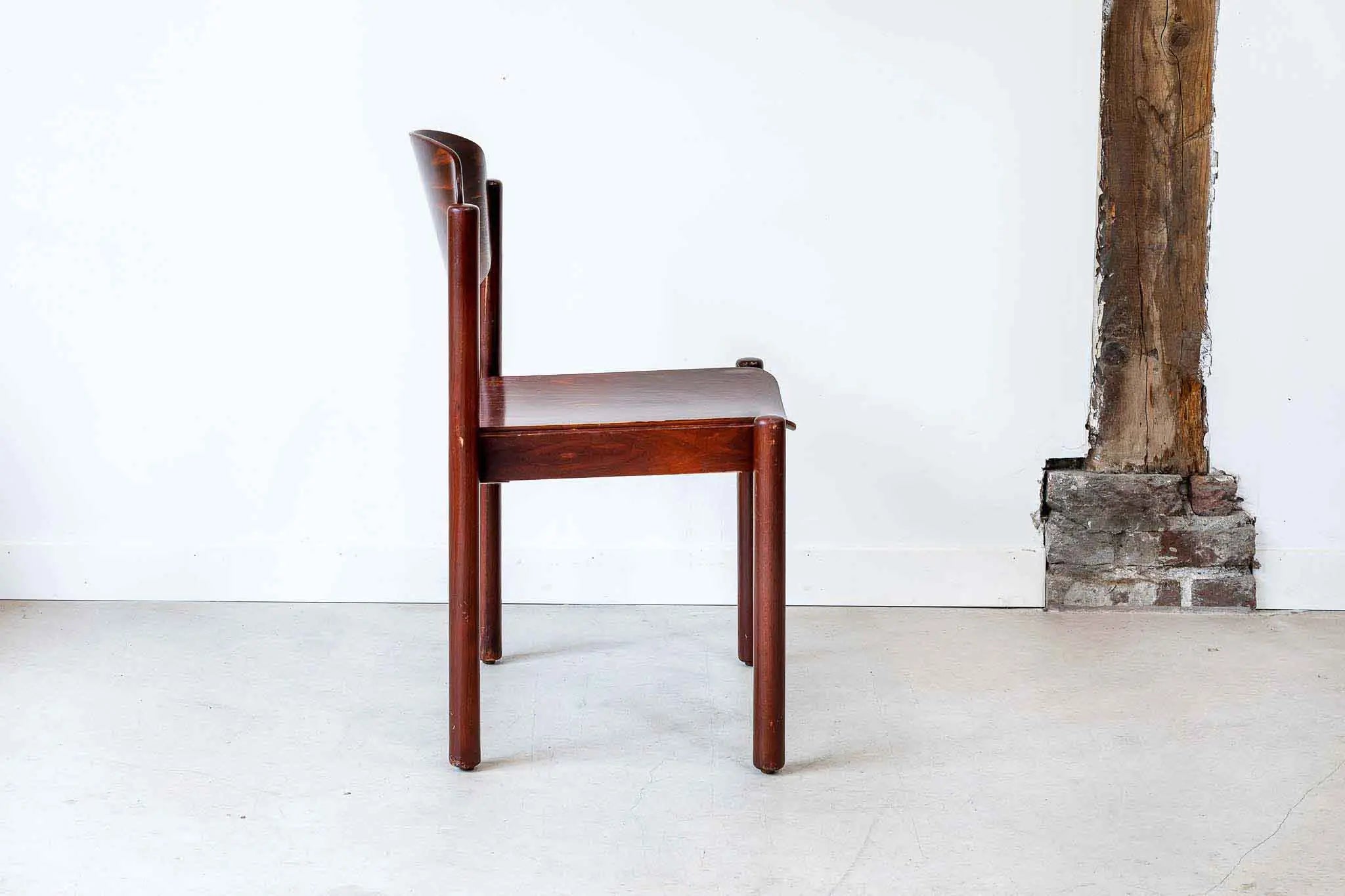 Chaise style scandinave acajou profond Cartel de Belleville