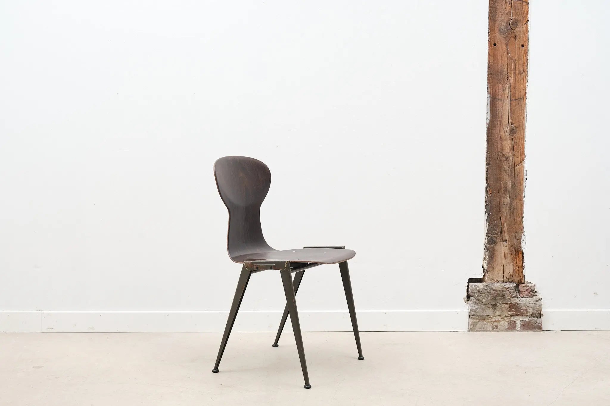 Chaise Presikhaaf bean ébène / anthracite Cartel de Belleville