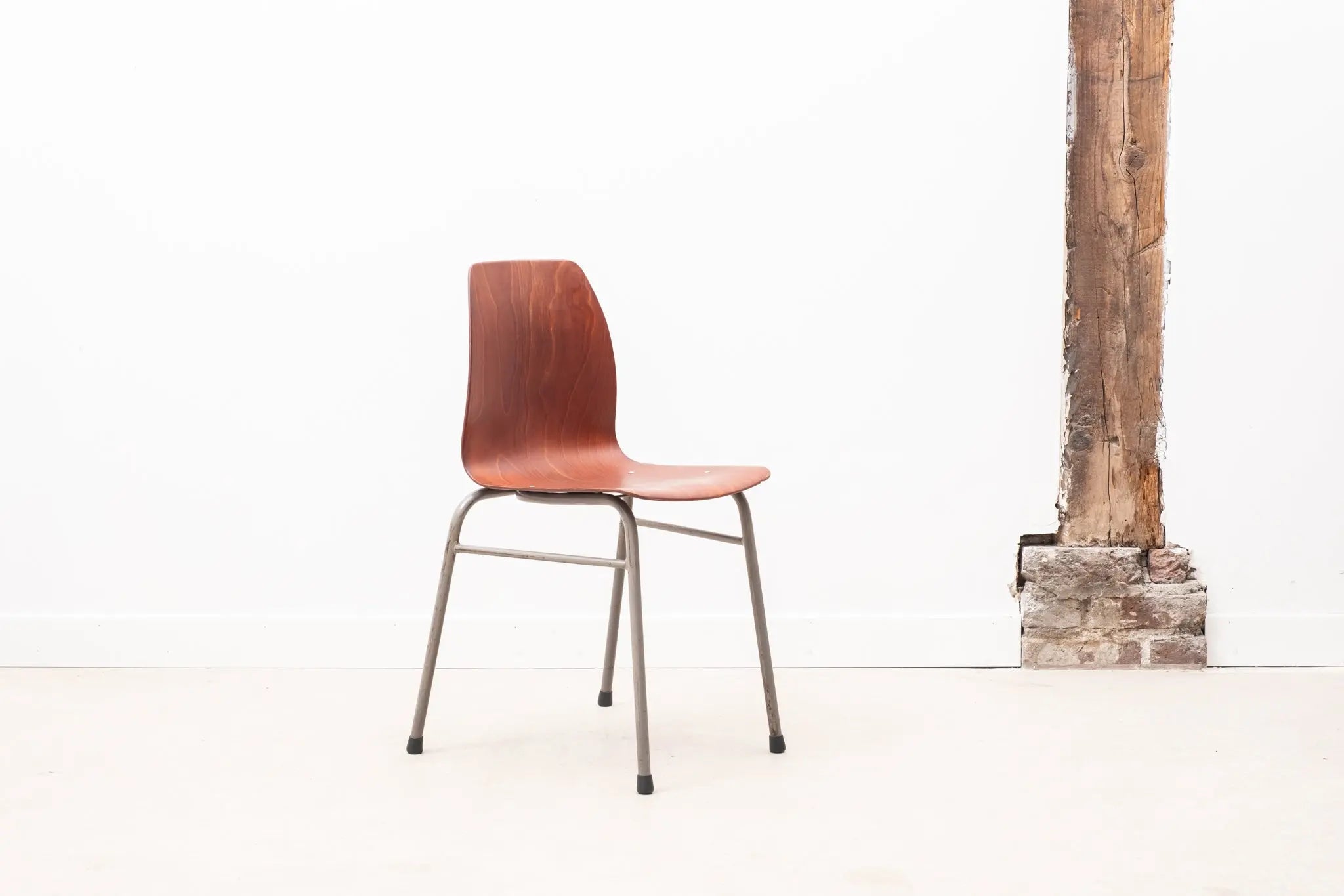 Chaise empilable en pagholz chêne et gris Cartel de Belleville