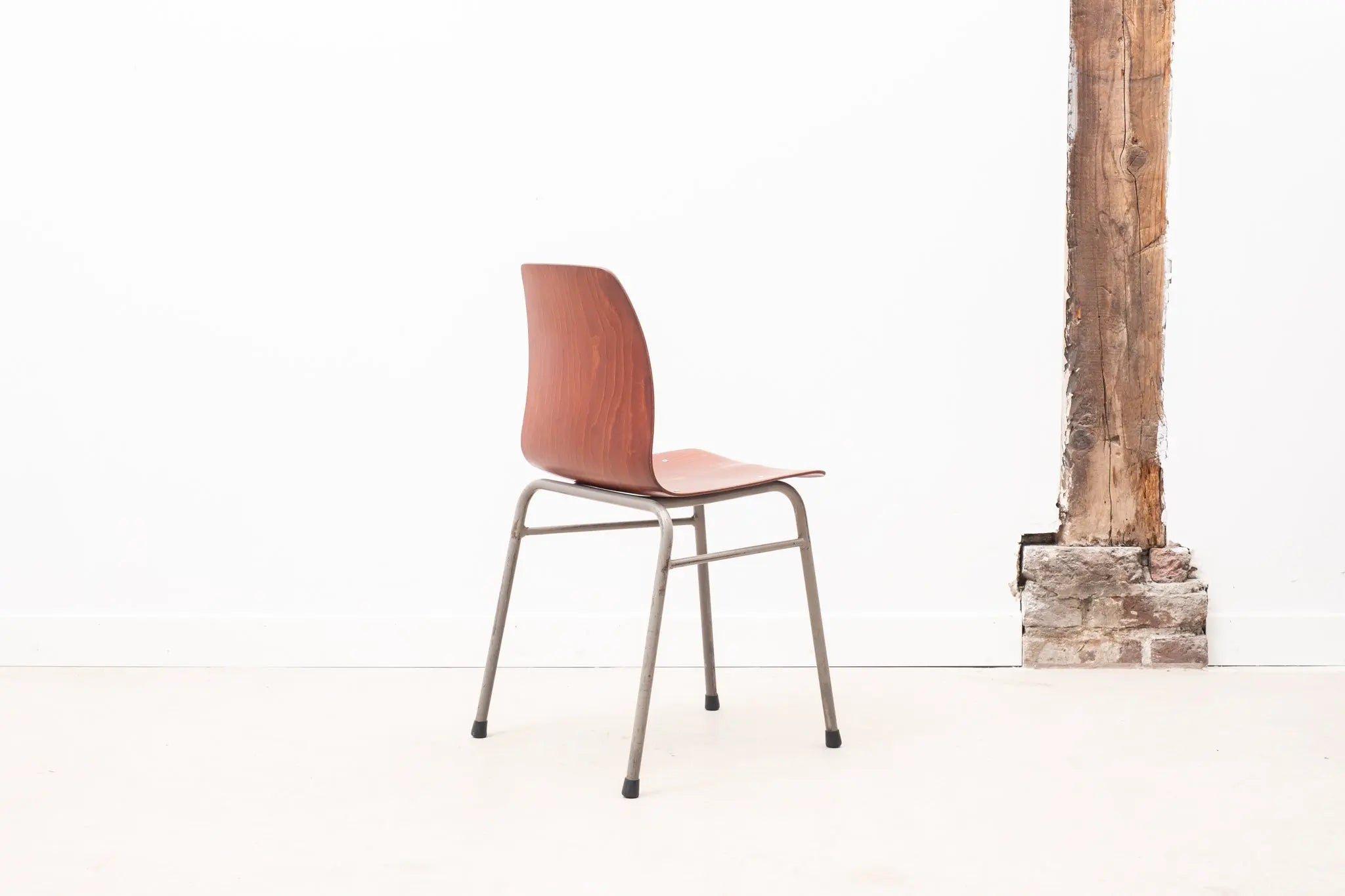 Chaise empilable en pagholz chêne et gris Cartel de Belleville