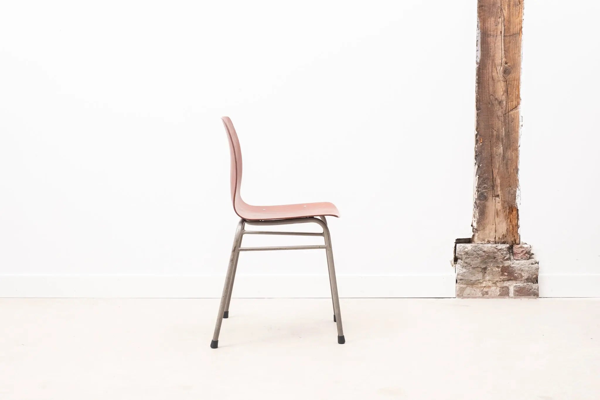 Chaise empilable en pagholz chêne et gris Cartel de Belleville
