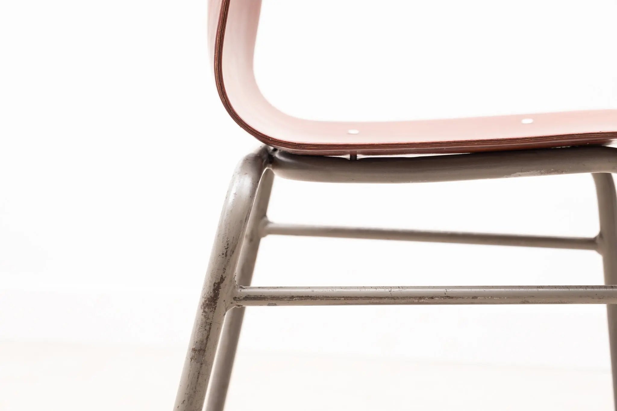 Chaise empilable en pagholz chêne et gris Cartel de Belleville