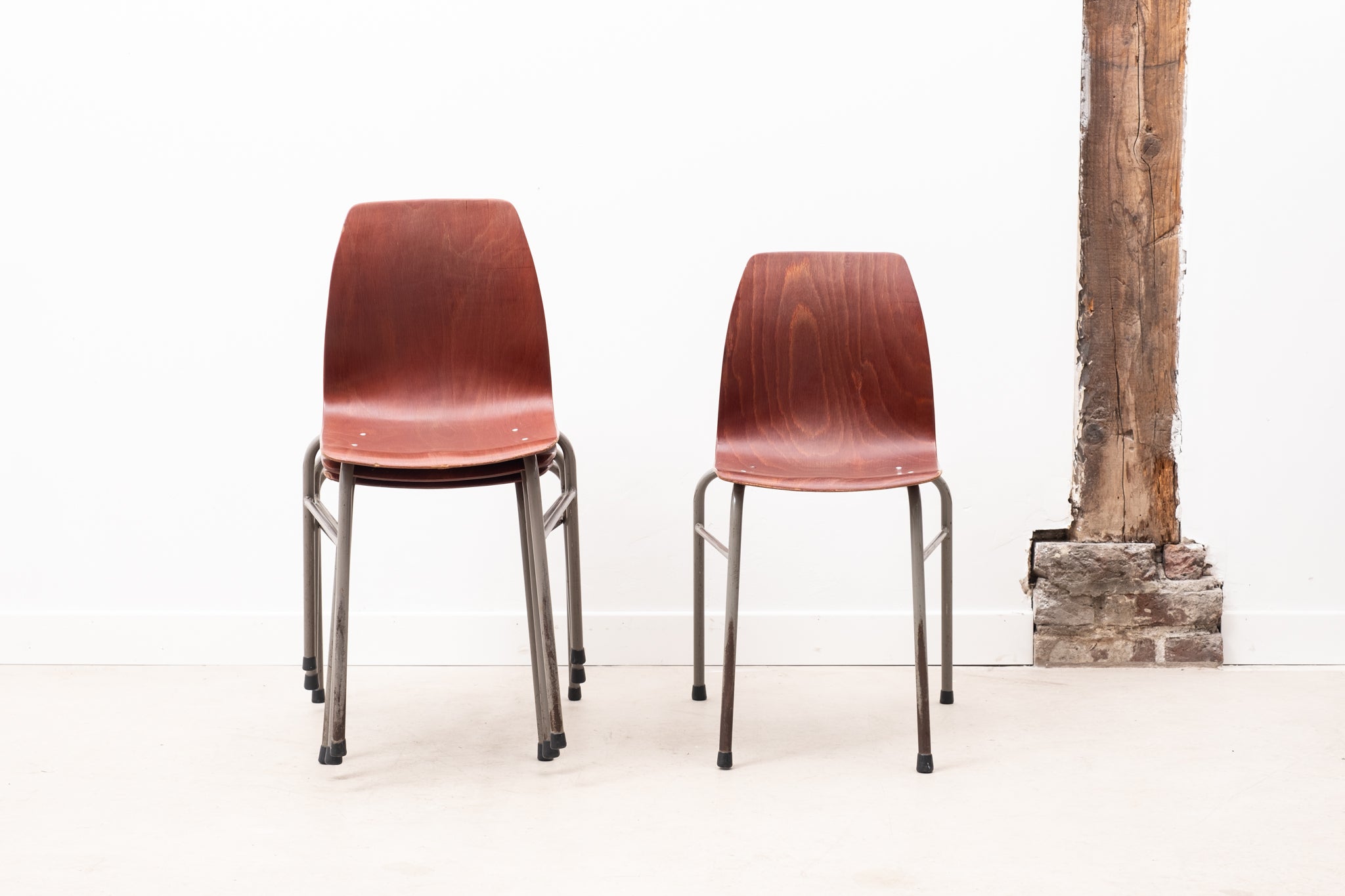 Chaise empilable en pagholz chêne et gris