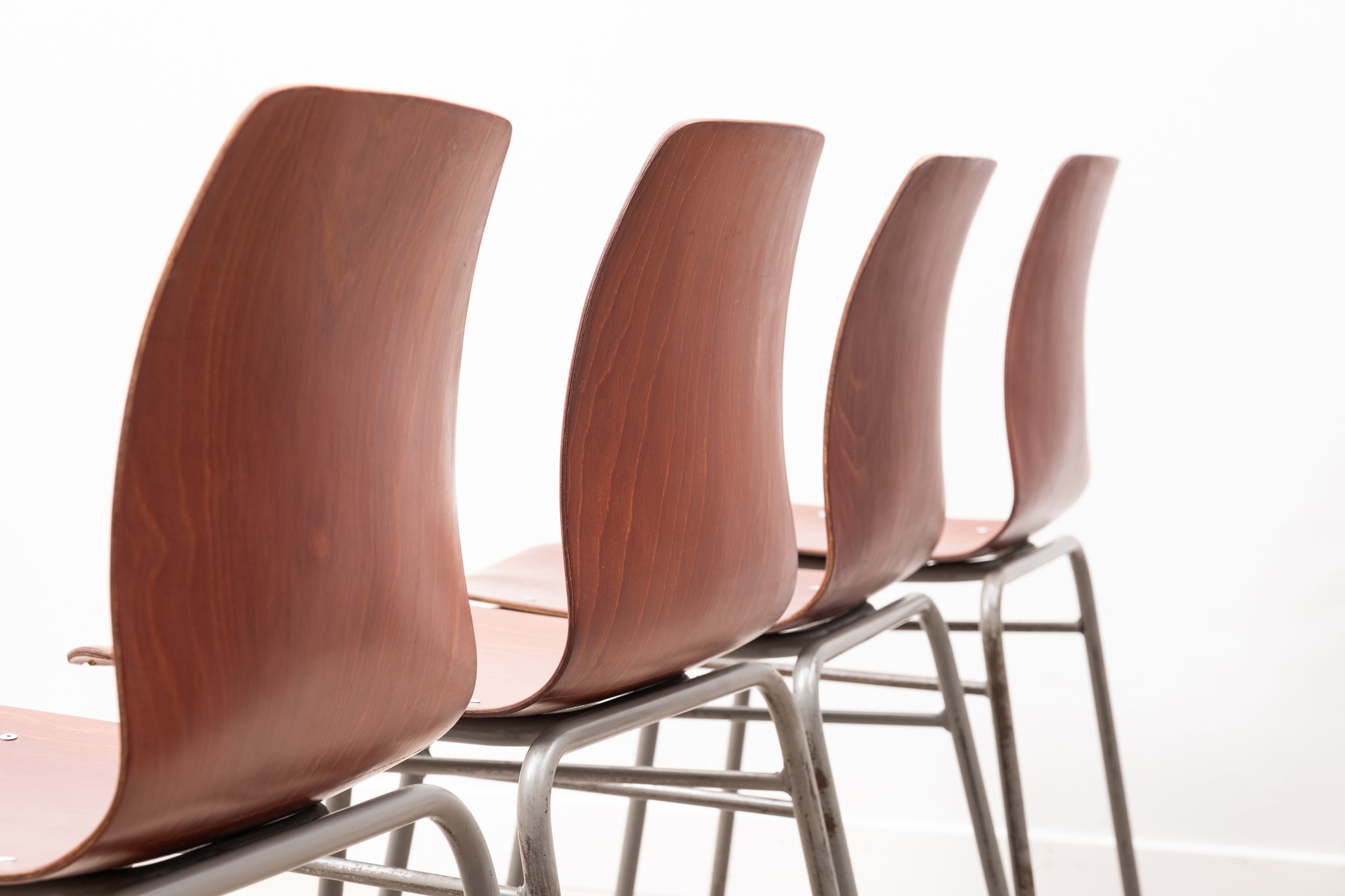 Chaise empilable en pagholz chêne et gris