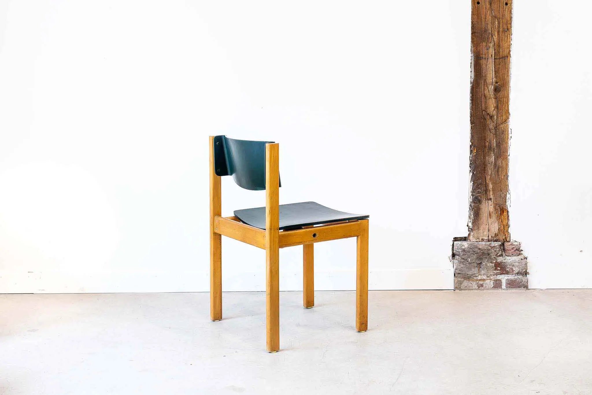 Chaise empilable en bois courbé années 70 Cartel de Belleville