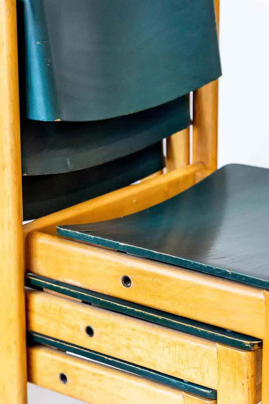 Chaise empilable en bois courbé années 70 Cartel de Belleville