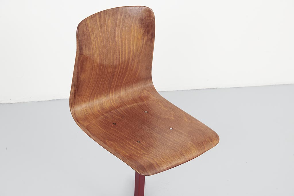 Chaises atelier vintage Galvanitas chêne et carmin