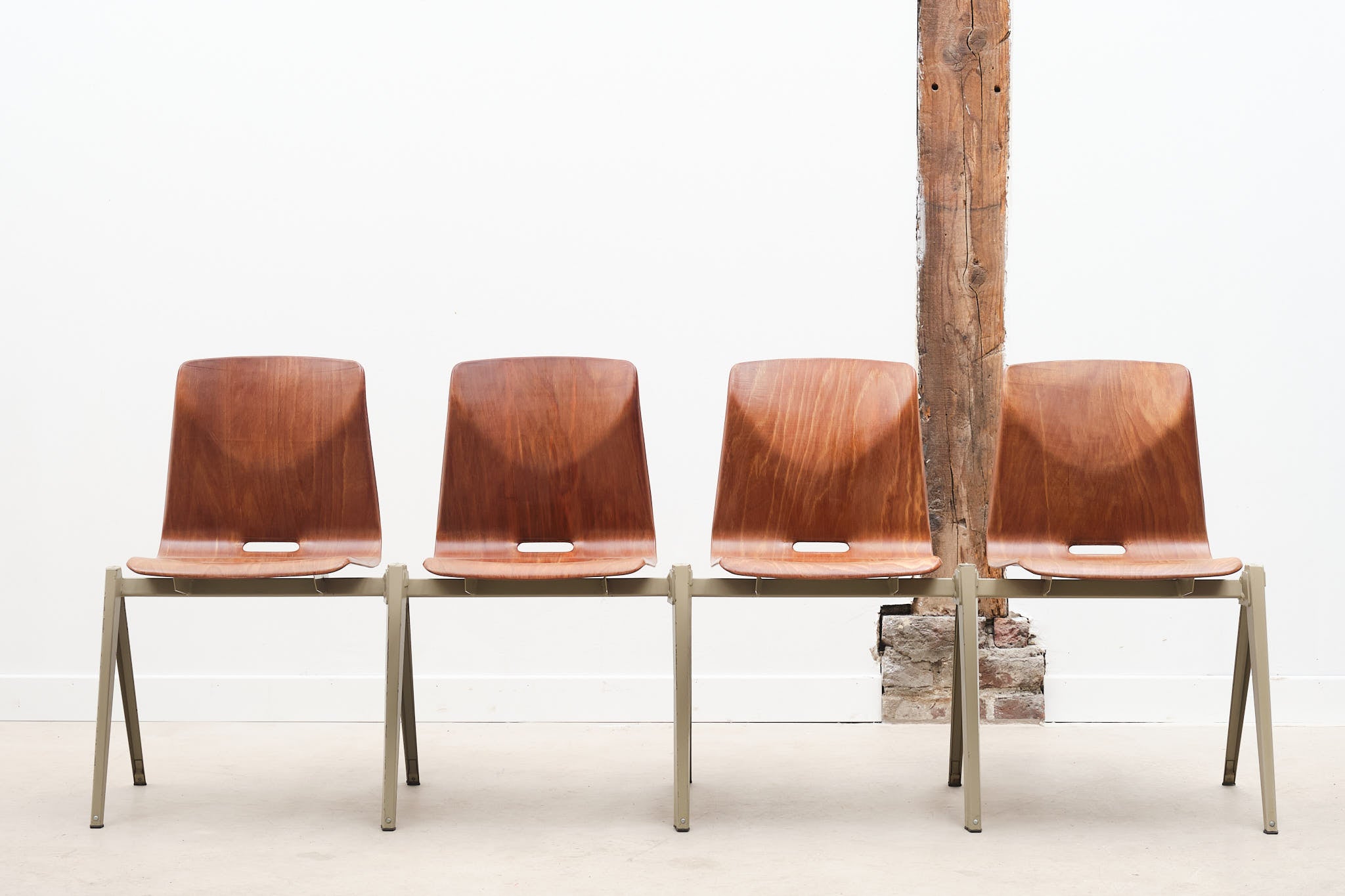 Chaise Galvanitas S22 chêne et beige