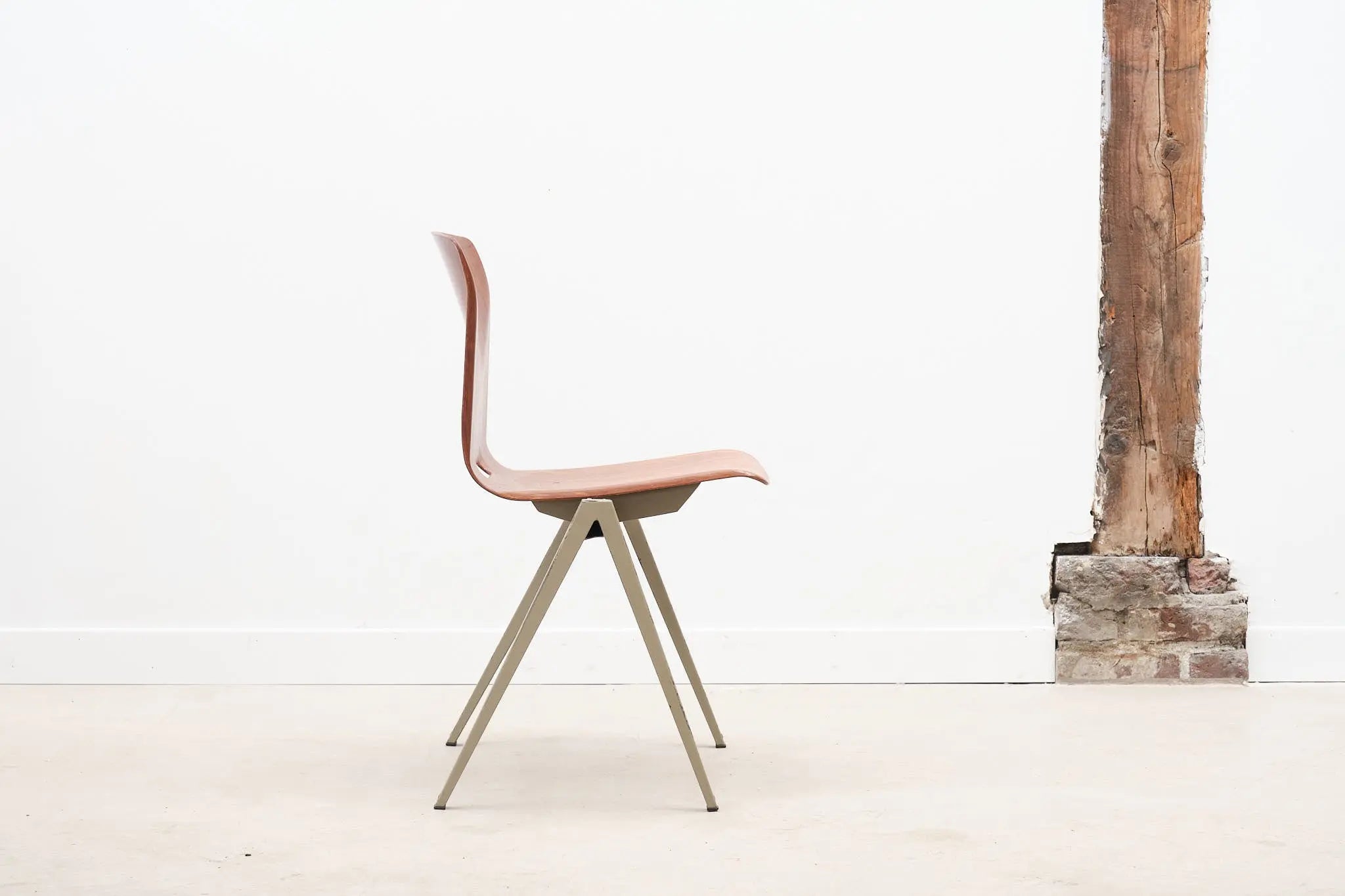 Chaise Galvanitas S22 chêne et beige Cartel de Belleville