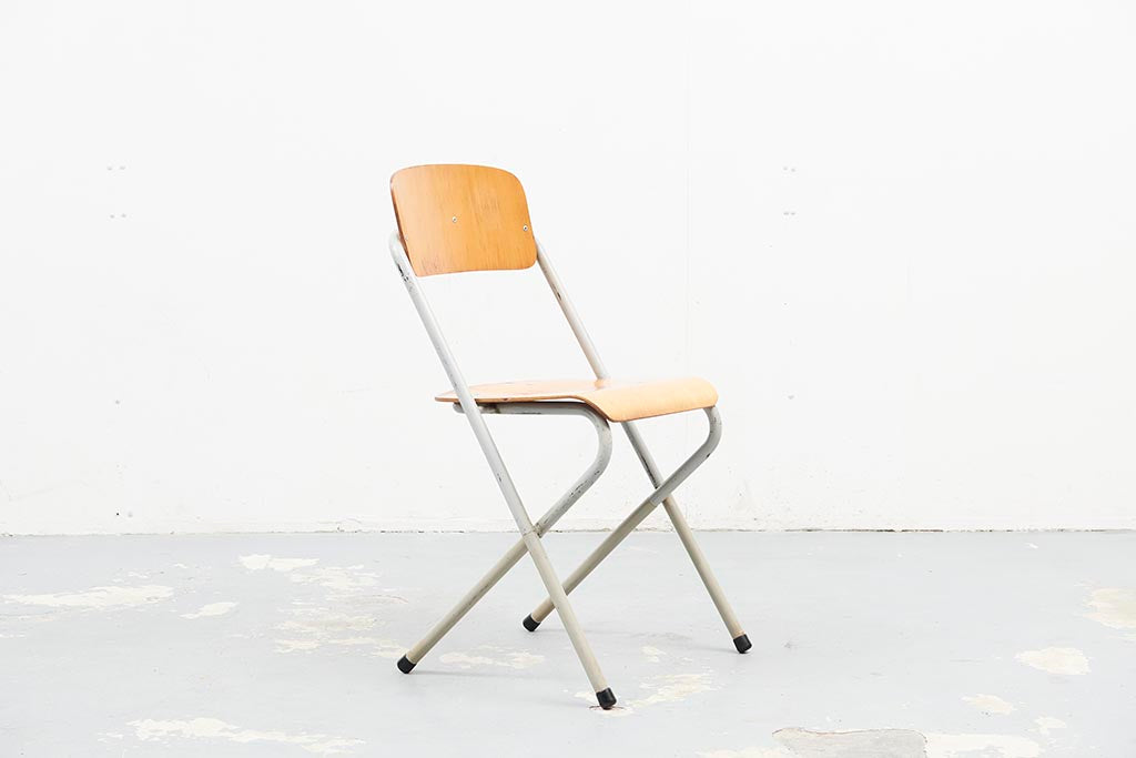 Chaise pliante vintage style Aluflex hêtre et blanc Cartel de Belleville