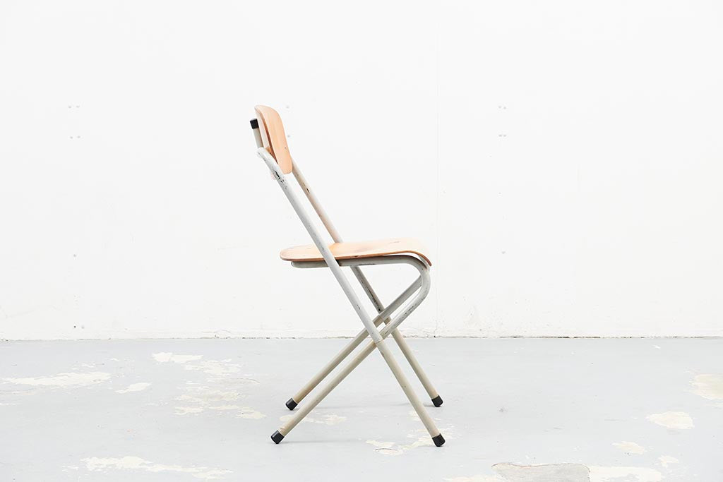 Chaise pliante vintage style Aluflex hêtre et blanc Cartel de Belleville