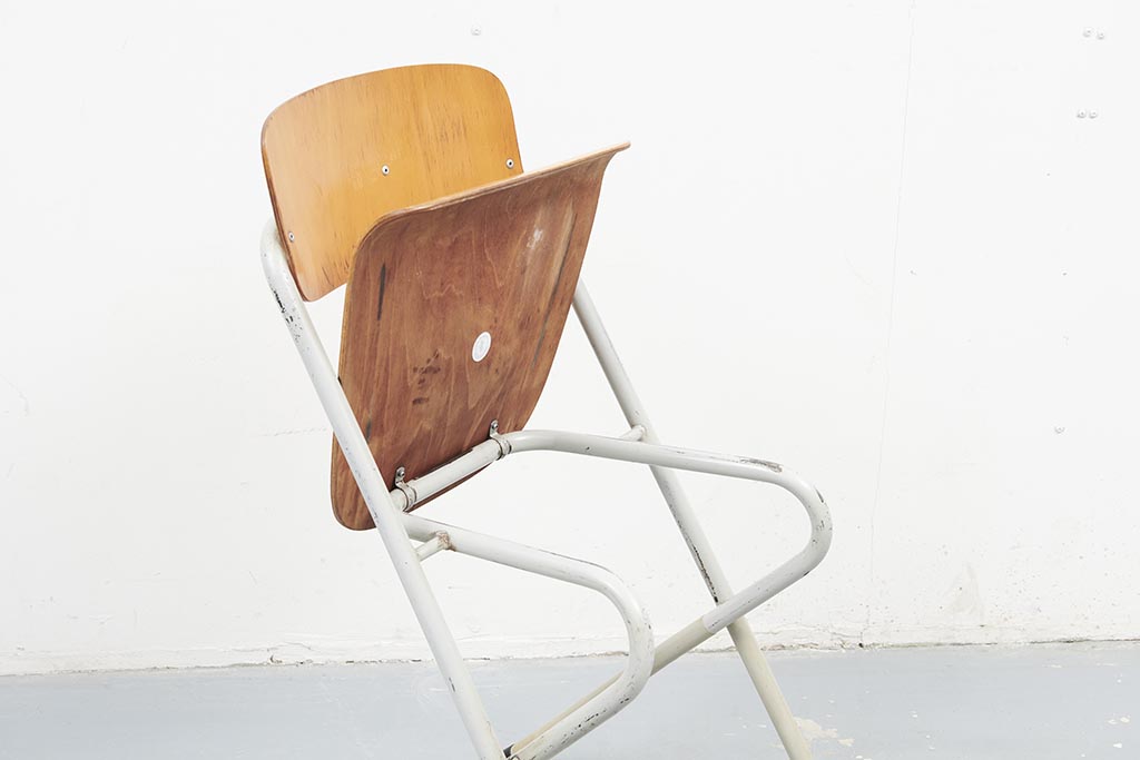 Chaise pliante vintage style Aluflex hêtre et blanc Cartel de Belleville