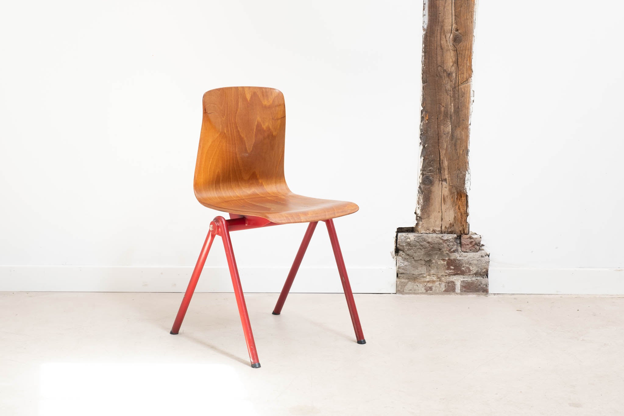 Chaise vintage Galvanitas S30 chêne et rouge