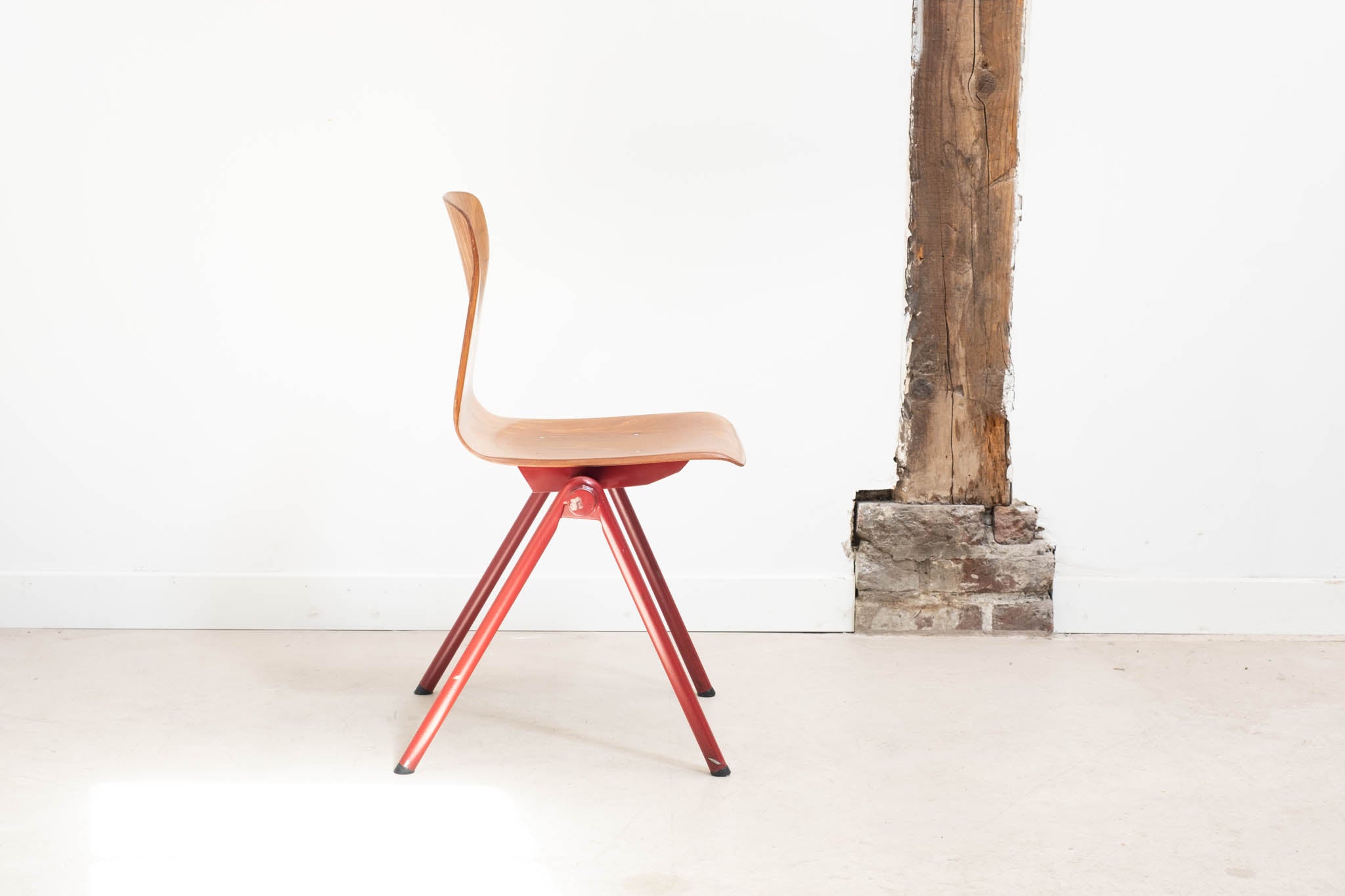 Chaise vintage Galvanitas S30 chêne et rouge