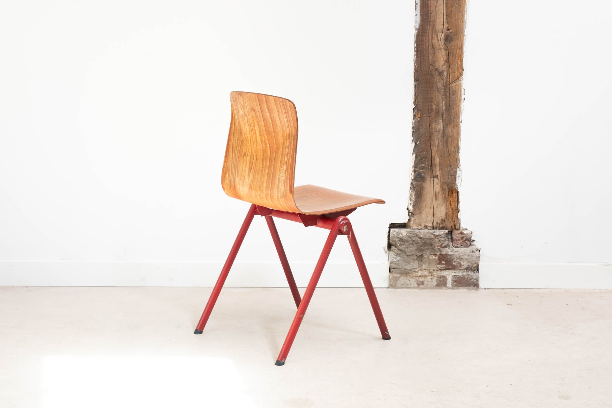 Chaise vintage Galvanitas S30 chêne et rouge