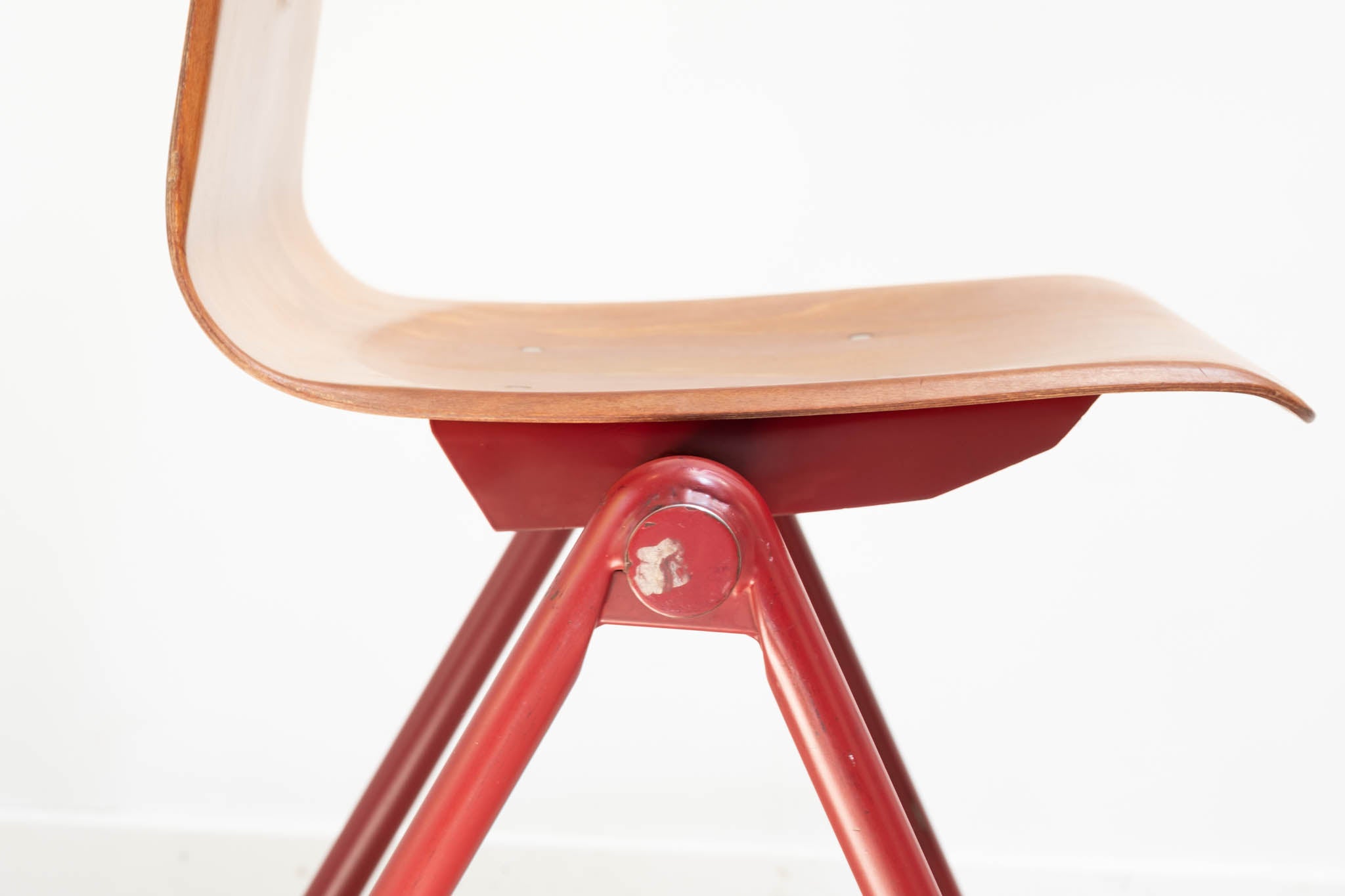 Chaise vintage Galvanitas S30 chêne et rouge Cartel de Belleville