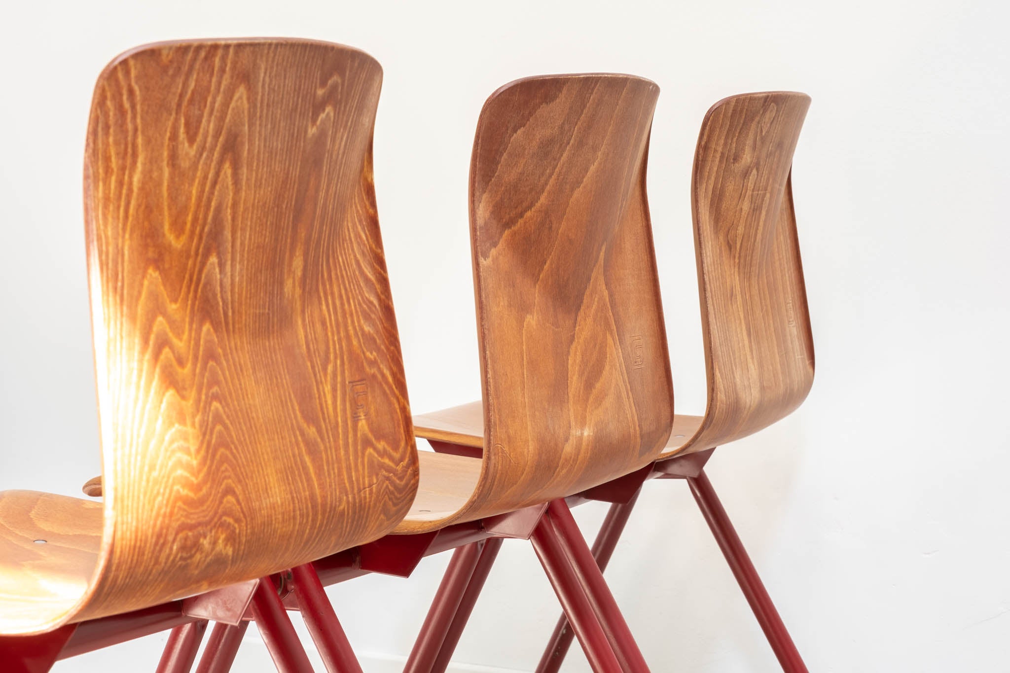 Chaise vintage Galvanitas S30 chêne et rouge