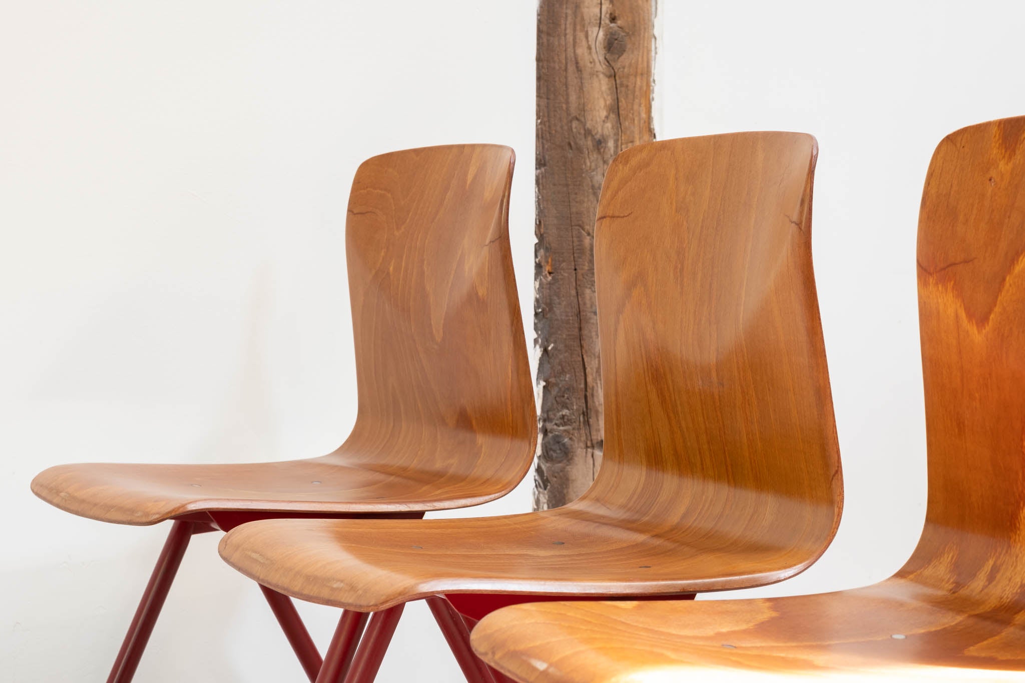 Chaise vintage Galvanitas S30 chêne et rouge