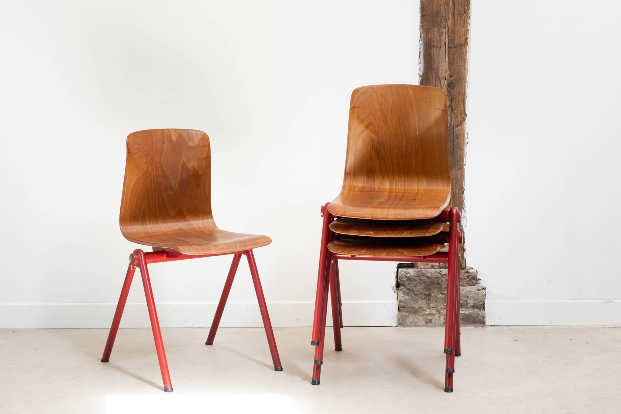 Chaise vintage Galvanitas S30 chêne et rouge Cartel de Belleville
