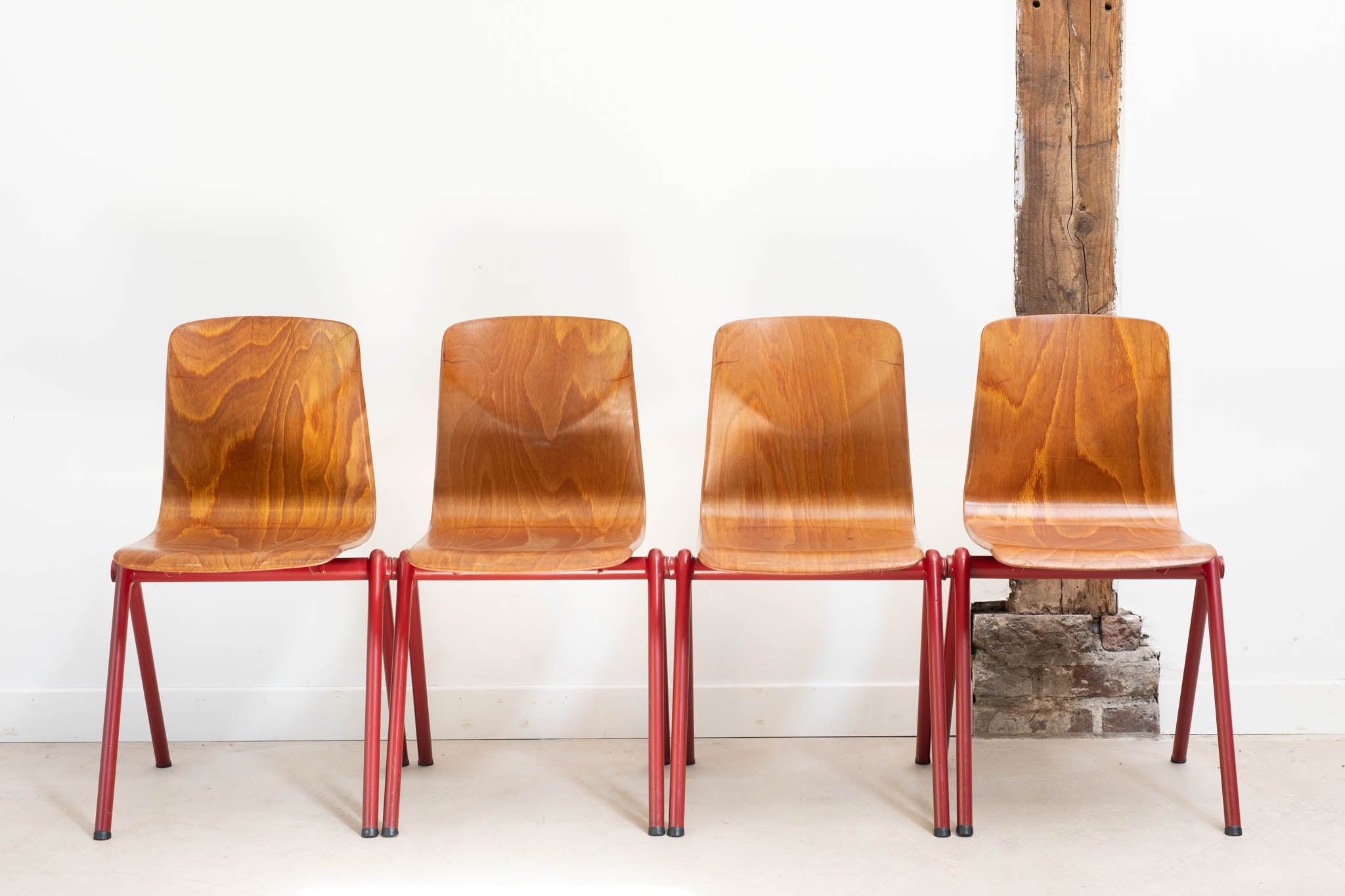 Chaise vintage Galvanitas S30 chêne et rouge
