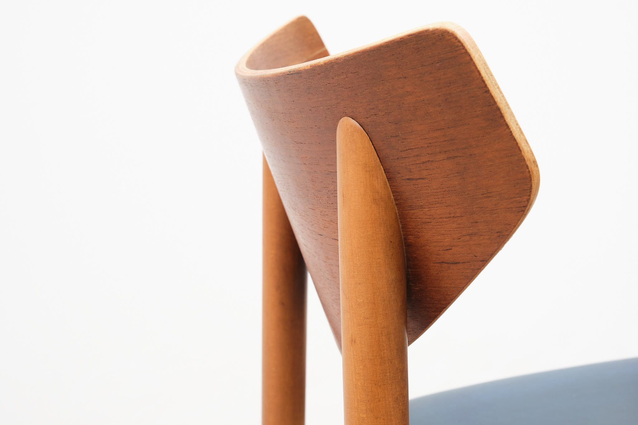 Chaise scandinave colorée