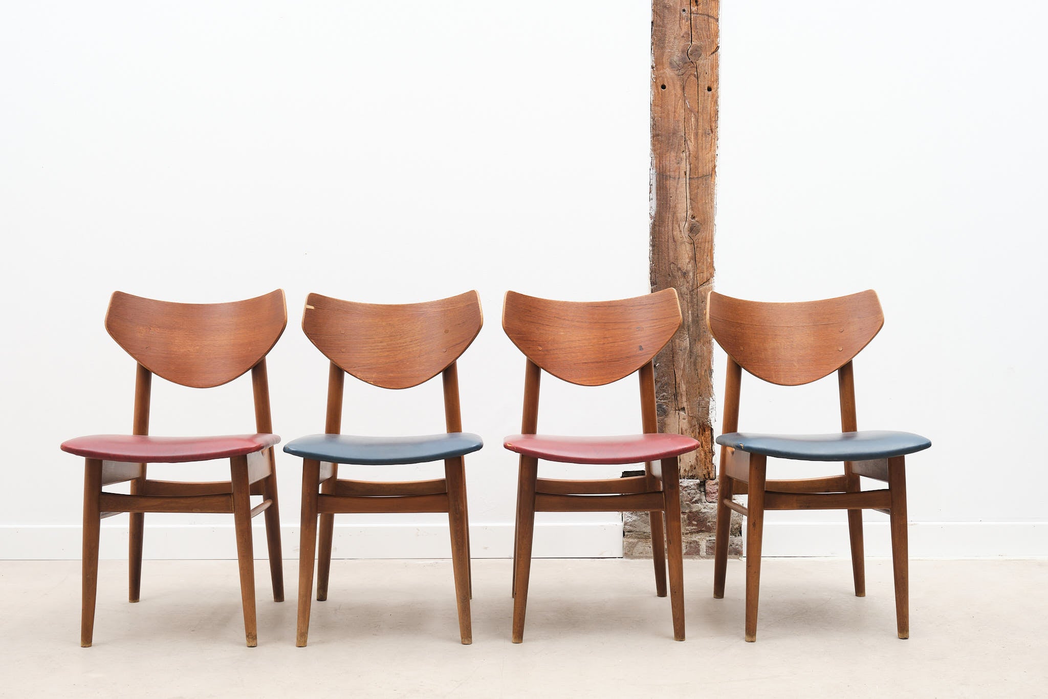 Chaise scandinave colorée