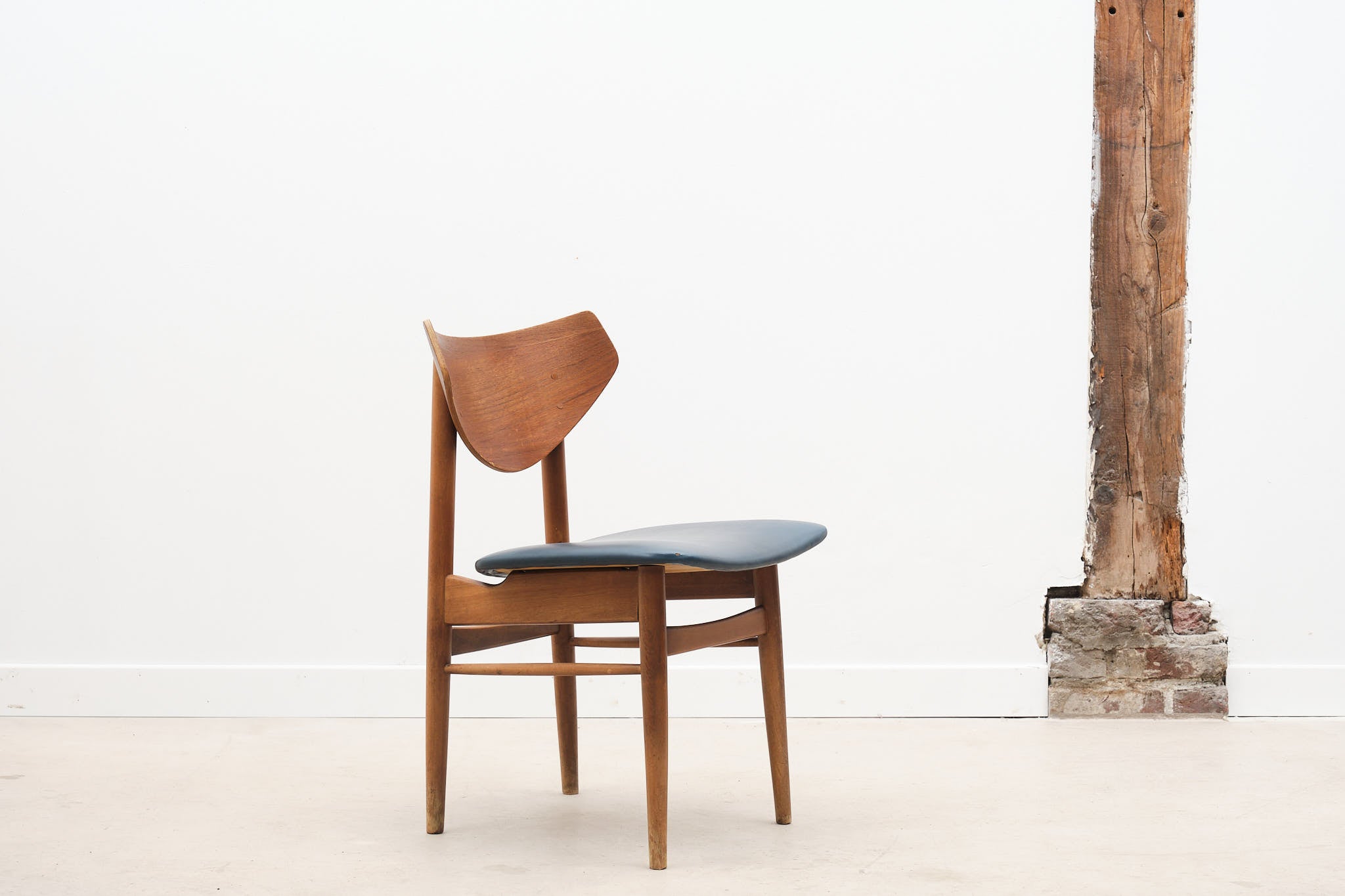 Chaise scandinave colorée