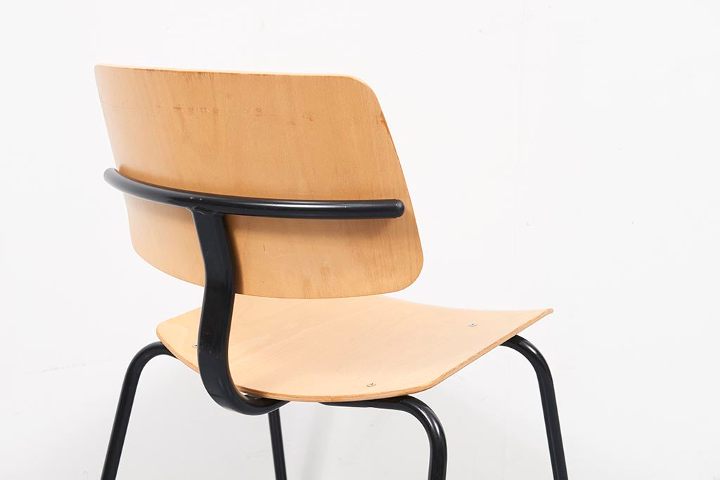 Chaise monobranche hêtre / noir - Cartel de Belleville mobilier vintage paris