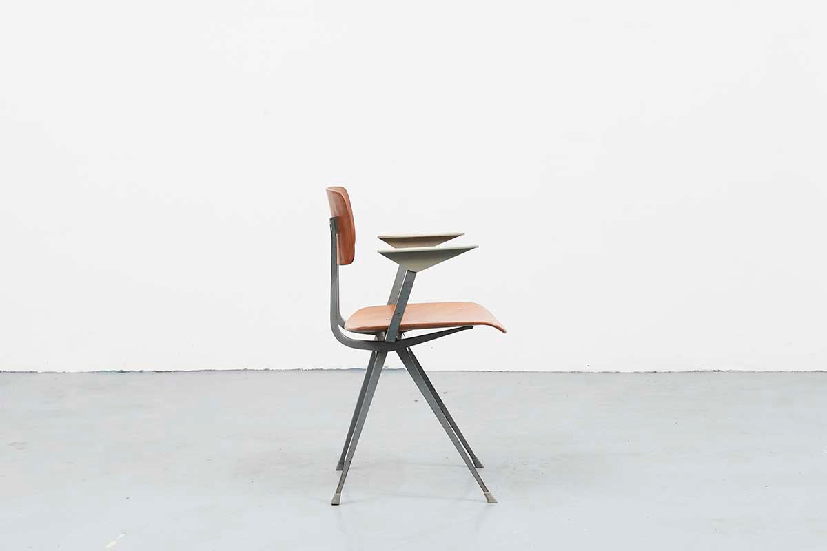 Chaise Friso Kramer Result accoudoirs Chêne / Gris anthracite - Cartel de Belleville mobilier vintage paris