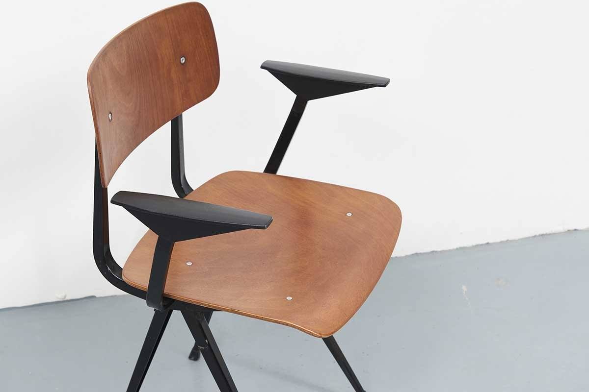 Chaise Friso Kramer Result accoudoirs Chêne/Noir - Cartel de Belleville mobilier vintage paris