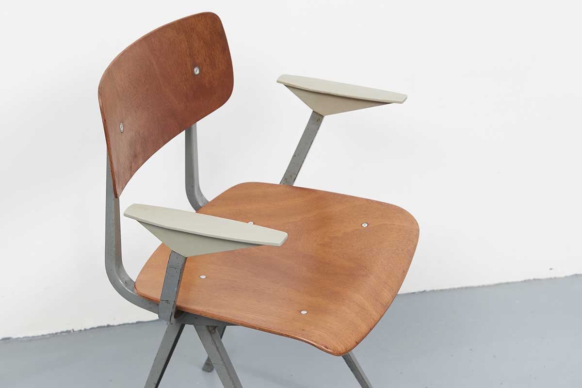 Chaise Friso Kramer Result accoudoirs Chêne / Gris anthracite - Cartel de Belleville mobilier vintage paris