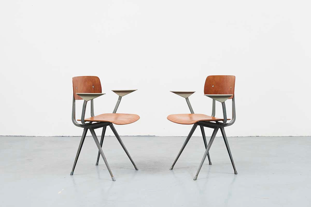 Chaise Friso Kramer Result accoudoirs Chêne / Gris anthracite - Cartel de Belleville mobilier vintage paris