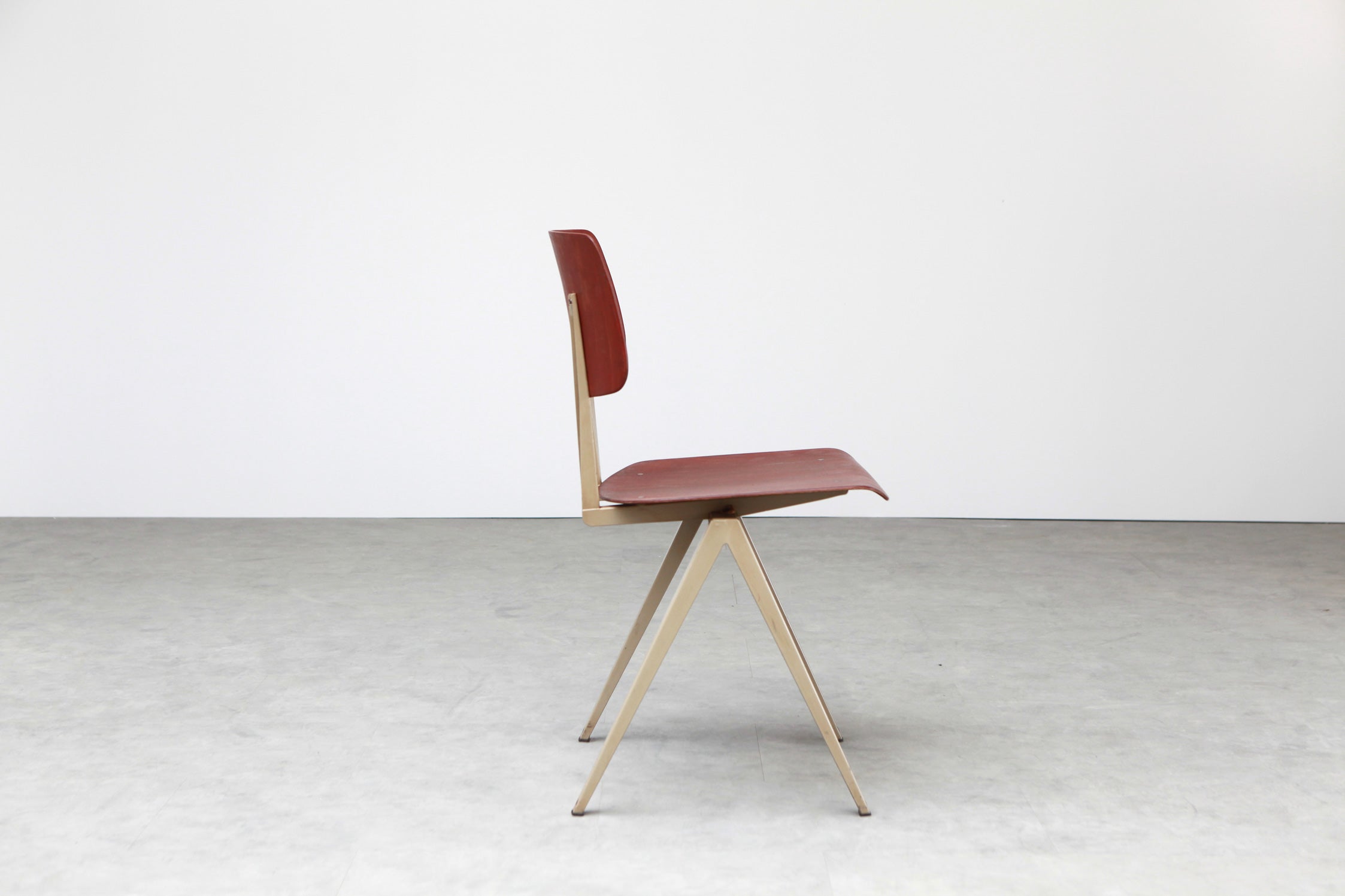 Chaise Galvanitas S16 Acajou / Beige - Cartel de Belleville mobilier vintage paris