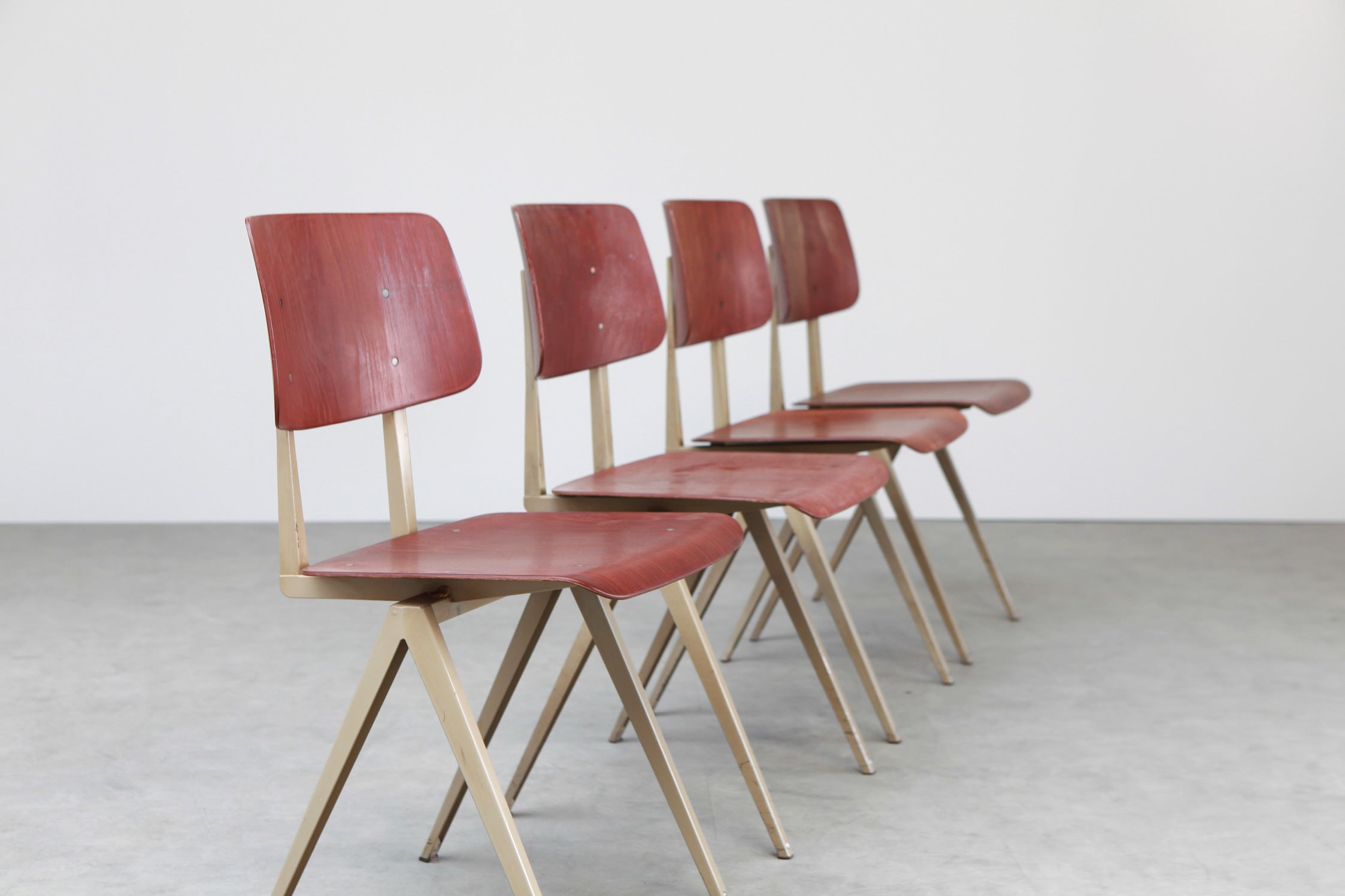 Chaise Galvanitas S16 Acajou / Beige - Cartel de Belleville mobilier vintage paris