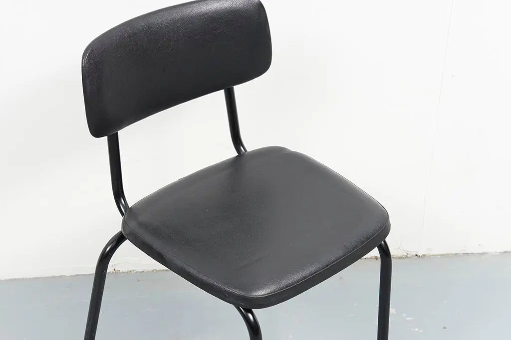 Chaises Ahrend skai noir Cartel de Belleville