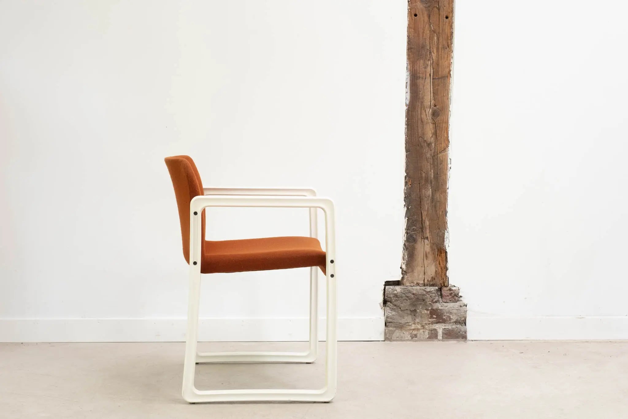 Fauteuil Kembo Upsilon orange et blanc Cartel de Belleville